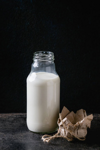 玻璃瓶装的牛奶图片