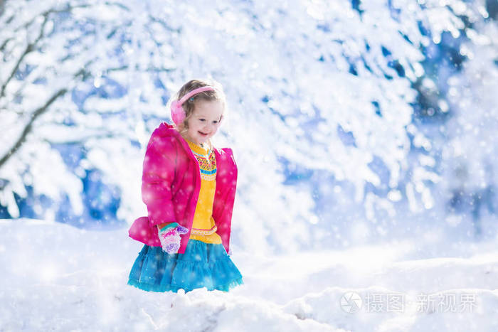 下雪的冬天森林里玩耍的小女孩