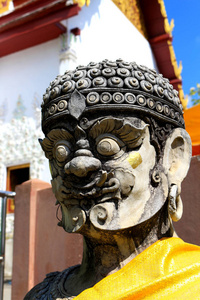 在佛教寺院中的老女巨人的脸图片