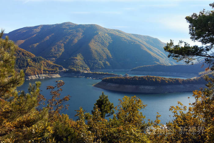 秋季景观的罗多彼山脉山瓦(antonivanovtsy 水库周围的森林
