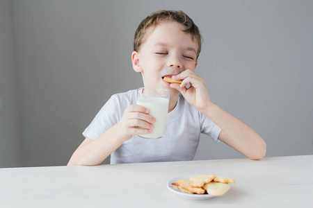 孩子很高兴地吃自制饼干牛奶图片