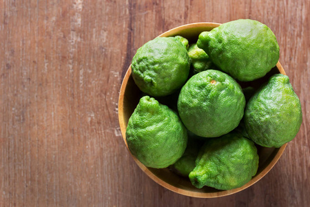 新鲜的香柠檬暗色调背景图片