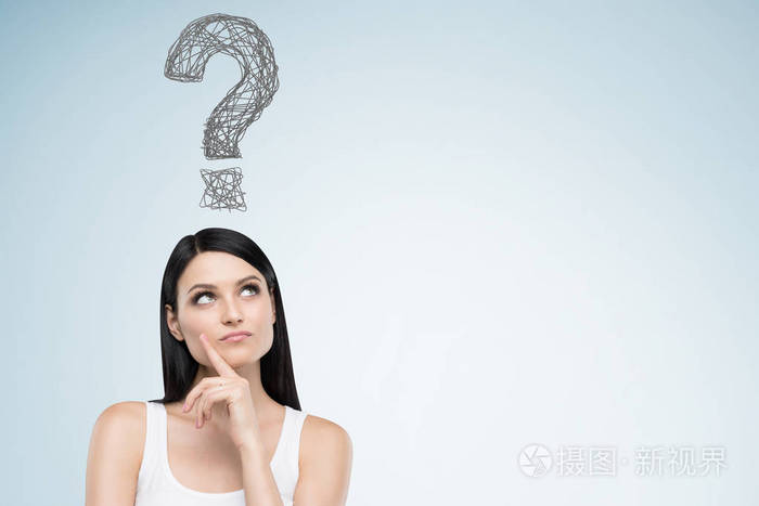 女人在罐顶和蓝色的墙上问号照片-正版商用图片1qzpcx-摄图新视界