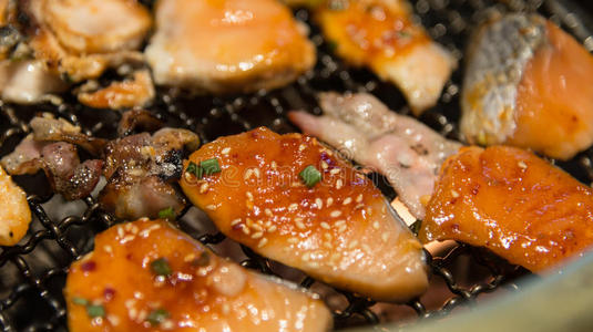 特写镜头 热的 烤架 燃烧 木炭 猪肉 金属 烹饪 韩国