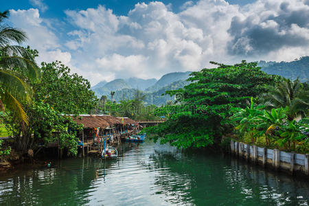 东南亚岛屿上的渔村。