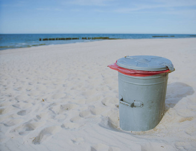 垃圾桶在海滩图片