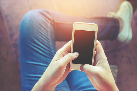 使用智能手机，在咖啡厅里的女人插画