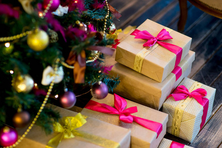 圣诞节内政在紫色和金色的颜色图片