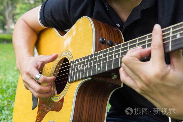 在公园里弹吉他