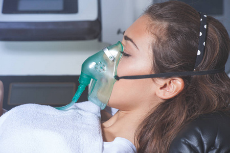 带氧气面罩的年轻妇女图片