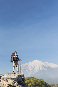 在山中徒步旅行的夏天图片