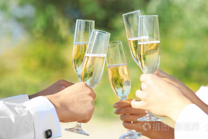 人们在户外聚会时碰杯近距离观看