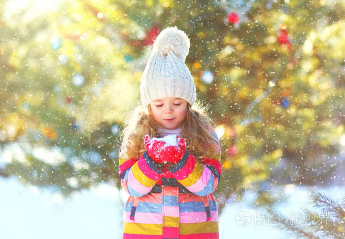 冬天快乐小孩认为她手上的吹雪