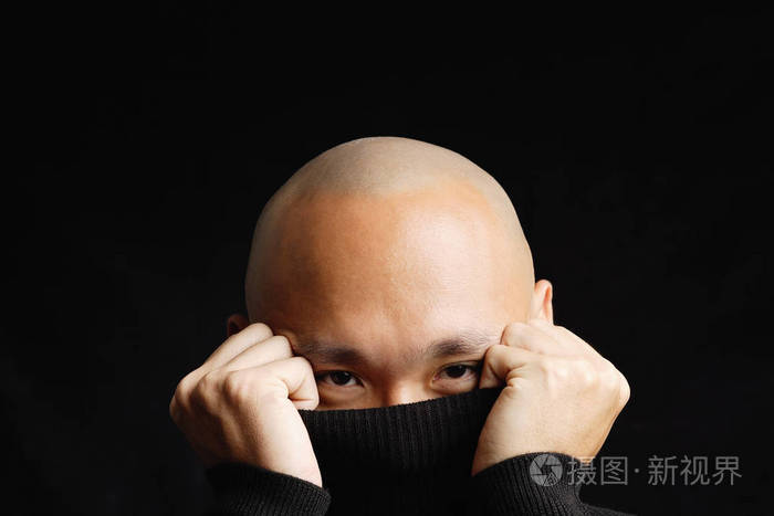 剃光头的男人