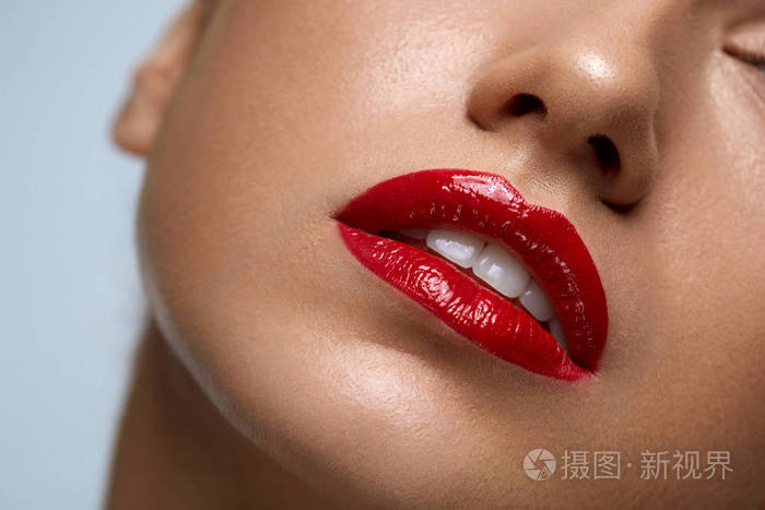 照片 特写美女嘴唇上的红色唇膏.美容化妆.jpg