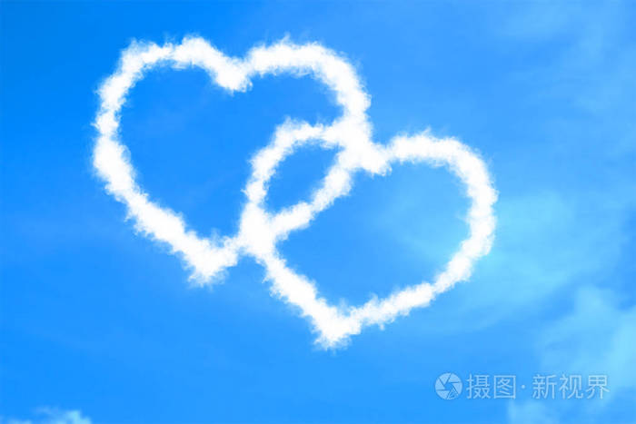 抽象的两颗心的形状爱画上蓝色的天空和洁白的云朵背景情人节一天假期