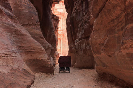 探索 徒步旅行 砂岩 冒险 古老的 自然 裂纹 沙漠 临时雇员