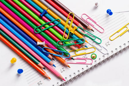 彩色铅笔，回形针和纽扣
