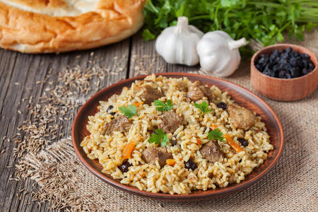 阿拉伯传统乡村大米食品皮拉夫煮熟