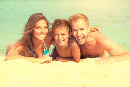 快乐的一家人在海滩上玩得开心