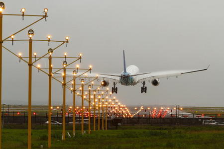 商用喷气式客机降落在机场。