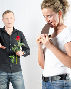 一对她吃巧克力他和玫瑰
