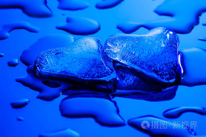 两个冰上蓝色的心