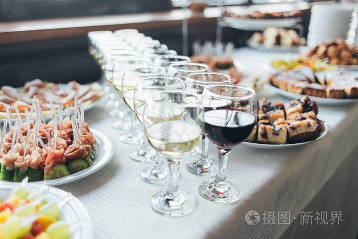 宴会桌精美配冰冷的小吃照片-正版商用图片1rsgqy-摄