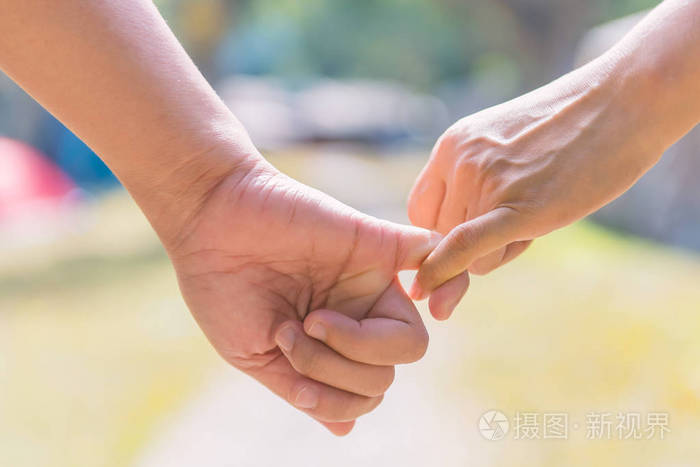 幸福的情侣手牵手一起作为永恒的爱情人节