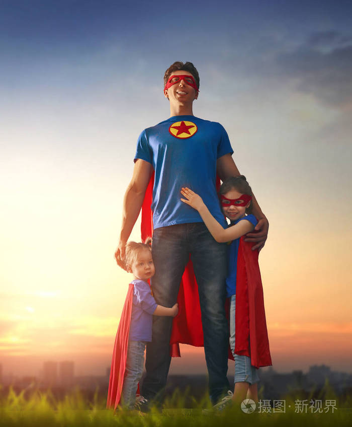 爸爸和他的女儿正在玩