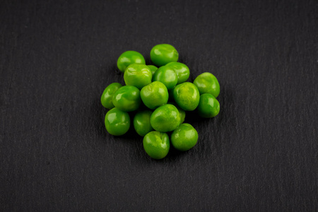 绿色的湿的豌豆图片