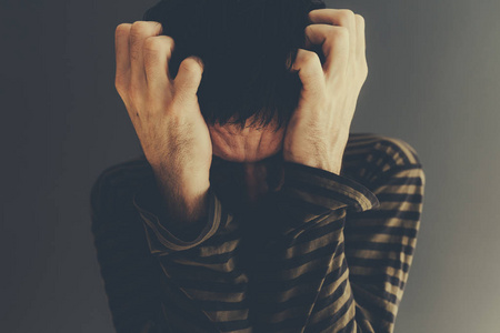 绝望的人独自哭泣照片