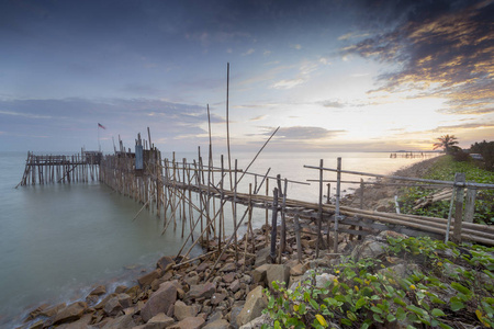 马来西亚日落的渔民码头图片