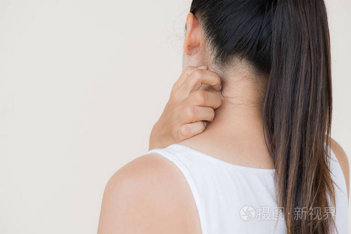 闭上女人手抓痒的手在脖子和背部