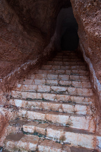 达米阿那陨石开挖中的地下阶梯图片