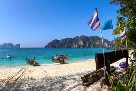 泰国高坪岛海滩上的长尾船图片
