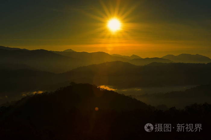 天雾山的景色在黎明前的早晨从山顶仰望.早晨在高山上