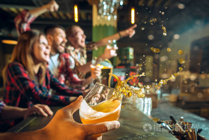 娱乐概念 —— 快乐足球球迷或男性朋友喝啤酒和庆祝胜利在酒吧或酒馆