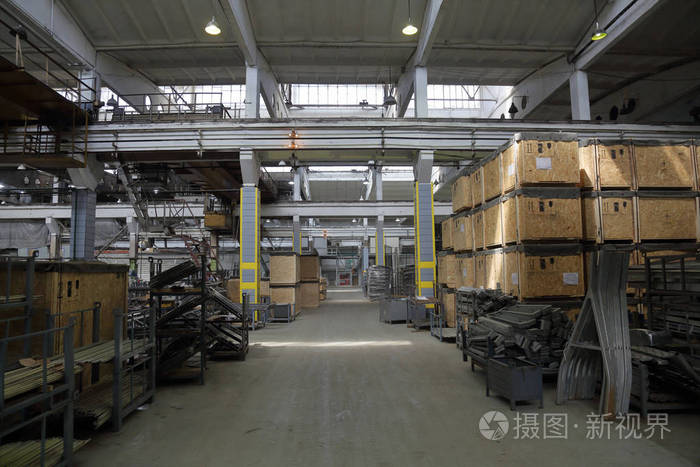 制造工厂大型金属加工和工具搬运车间