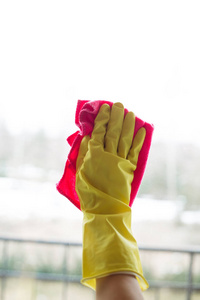 用专用抹布和黄色手套清洗窗户图片