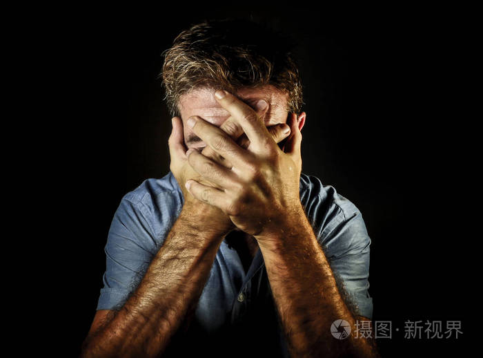 照片 悲伤和沮丧的人用手捂着脸,哭泣,绝望,痛苦,抑郁和痛苦,在悲伤