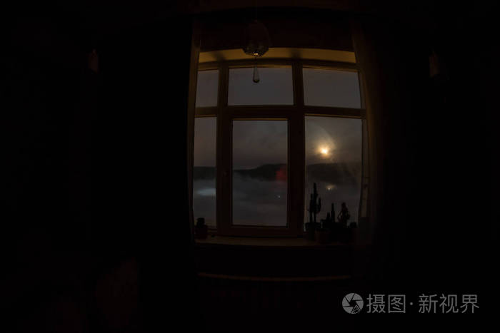 从黑暗的房间透过窗户看到月亮的夜景. 黑暗房间里的月光.