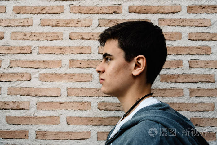 年轻成年男子的侧面头部拍摄