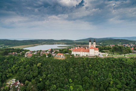 匈牙利巴拉顿蒂哈尼的空中景观图片