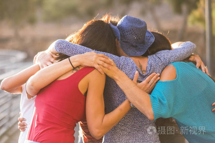 所有的工会都像一个团队工作和一群朋友女性7个美丽的女人拥抱在一起
