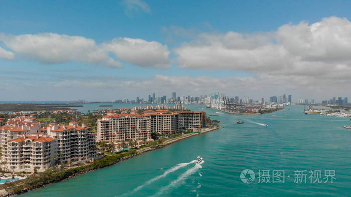 从南角码头俯瞰迈阿密天际线全景