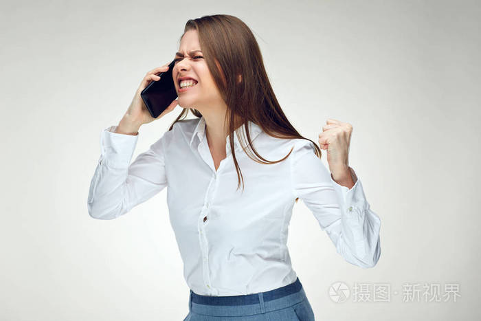 愤怒的老板女商人情绪激动地在手机上大喊大叫