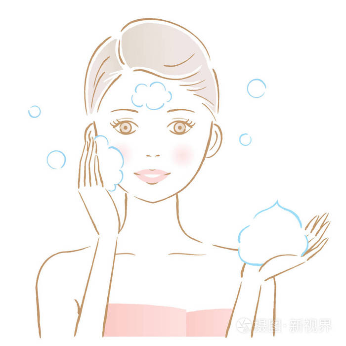 美丽的女人用丰富的泡沫洗脸. 护肤及美容概念