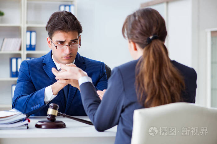 律师在办公室和他的委托人谈话