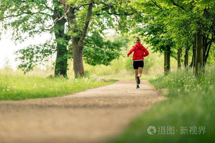 耐力训练慢跑或动力步行女性运动员户外体育活动的概念.